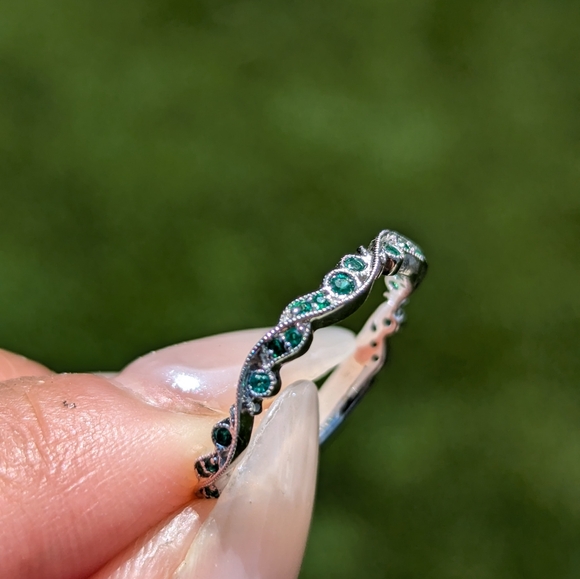 14K White Gold Emerald Floral Milgrain Vintage Style Band Ring - Picture 5 of 8